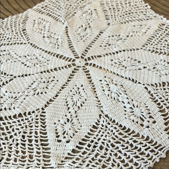 Elegant Vintage 1970s Handmade White Crochet Doilies Set - Picture 14 of 17